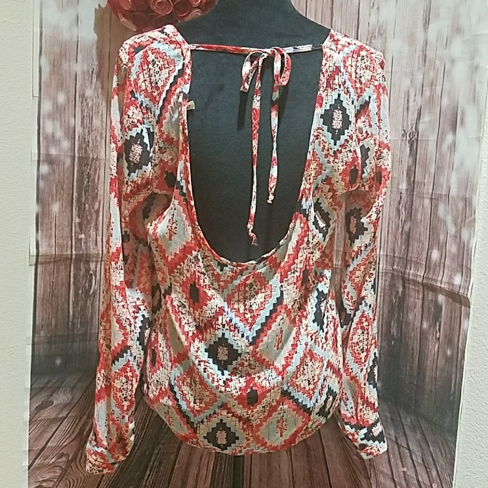 Liberty Love Long-sleeved Hi-lo Top - Picture 2 of 5